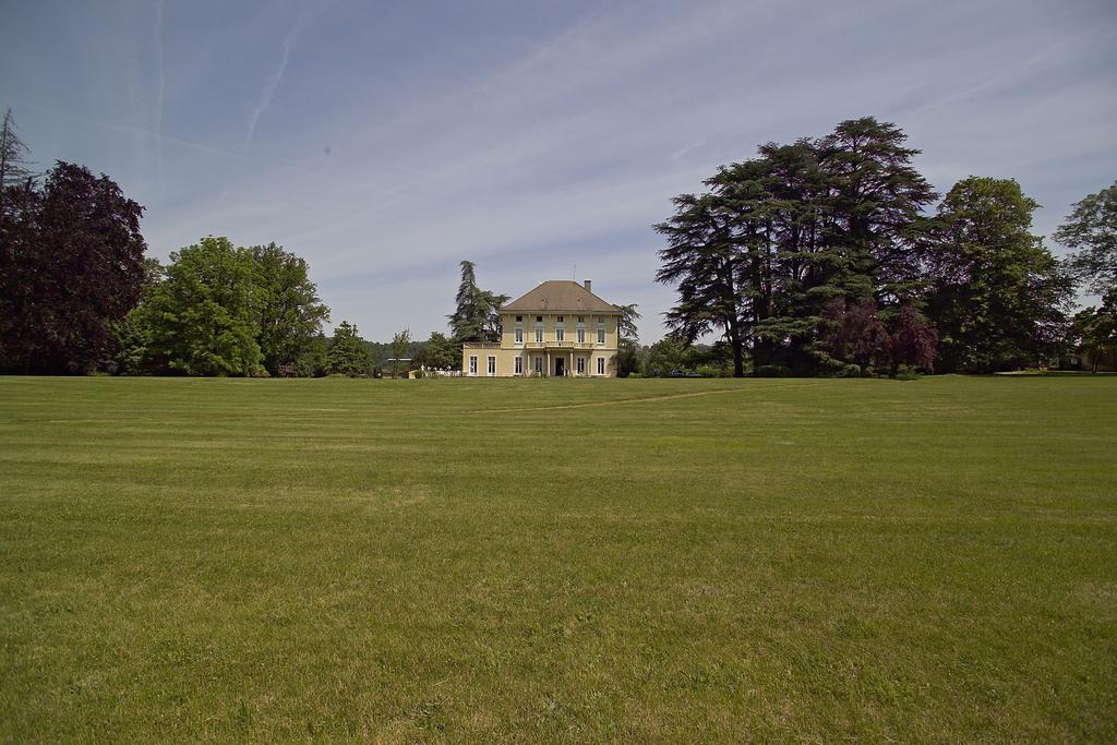 Отель Domaine Des Sequoias - Les Collectionneurs Ruy-Montceau Экстерьер фото